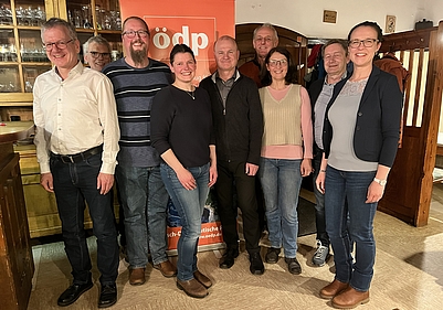 Der Kreisvorstand der ÖDP Regen mit den Rednern Agnes Becker und Dr. Norbert Schäffer im Amthof in Kirchberg i.W. Der Kreisvorstand der ÖDP Regen mit den Rednern Agnes Becker und Dr. Norbert Schäffer im Amthof in Kirchberg i.W.