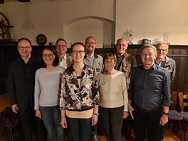 ÖDP-Kreisvorsitzende Emilia Gröller (4.v.l.) mit ihrem neuen Team (von links): Wahlleiter Bezirksrat Urban Mangold und die neu gewählten Kreisvorstandsmitglieder Andrea Hartmannsgruber, Stefan Thann, Manfred Wiktorin, Kreisrätin Brigitte Baueregger, Stadtrat Ewald Wanninger, Kreisrat Günther Iglhaut und Richard Weinfurtner. Foto: ÖDP. 